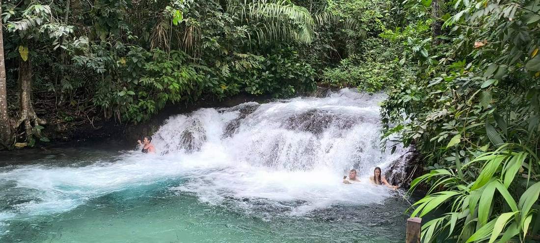 Viajantes se banhando na Cachoeira do Formiga
