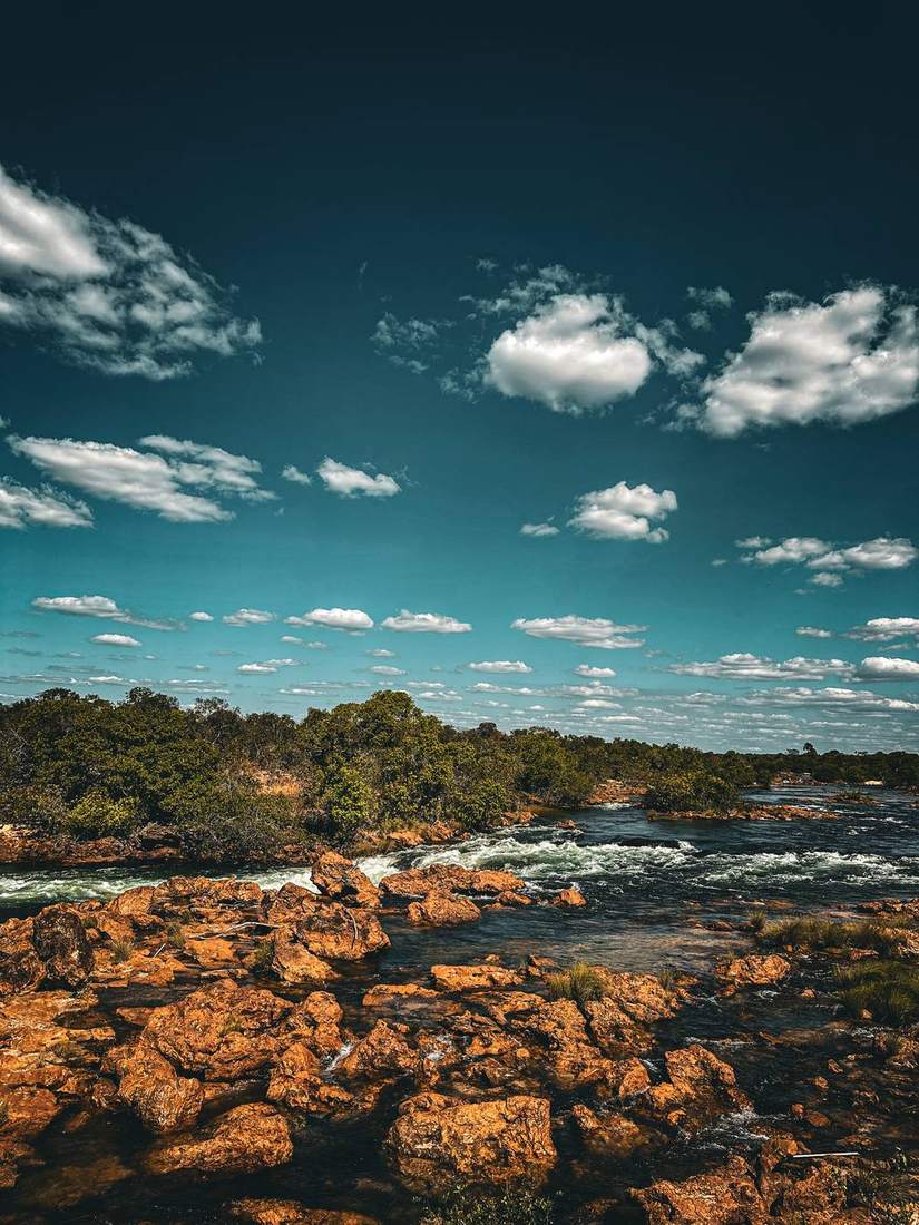 Corredeiras do Rio Novo entre pedras avermelhadas